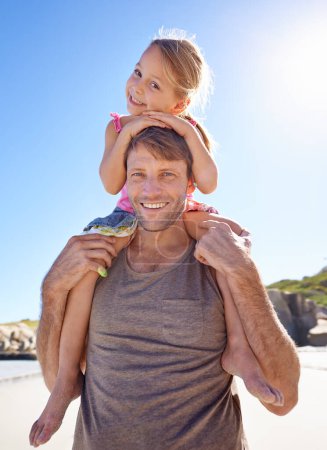 Spaß mit Papa. Porträt eines gutaussehenden Mannes, der seiner süßen Tochter eine Huckepackfahrt am Strand gibt