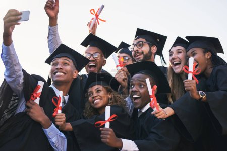 Foto de Queremos compartir nuestro logro con todos. un grupo de estudiantes tomando una selfie en el día de la graduación - Imagen libre de derechos