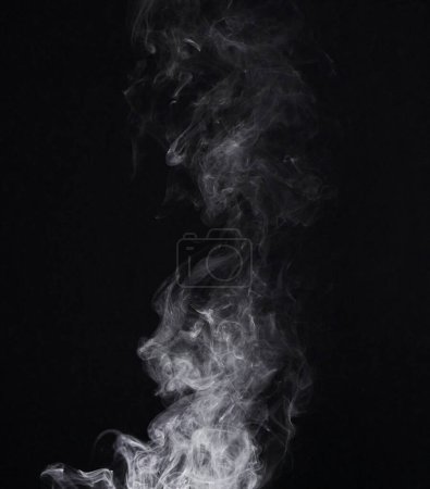 Téléchargez les photos : Fumée grise, fond transparent et studio avec vapeur et brouillard dans l'air. Fumer, tourbillon de smog et isolé avec de l'art fumeur de la cigarette ou de la pollution texture avec png pour la créativité de l'encens. - en image libre de droit