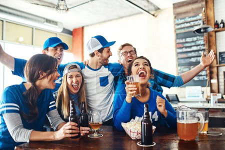 Téléchargez les photos : Super victoire, les gars. un groupe d'amis buvant des bières en regardant un match de sport dans un bar - en image libre de droit