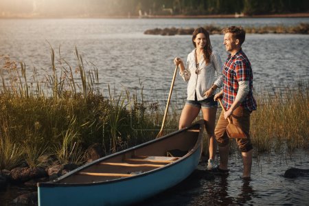 Téléchargez les photos : C'était une belle rangée. un jeune couple faisant une balade en canot sur le lac - en image libre de droit