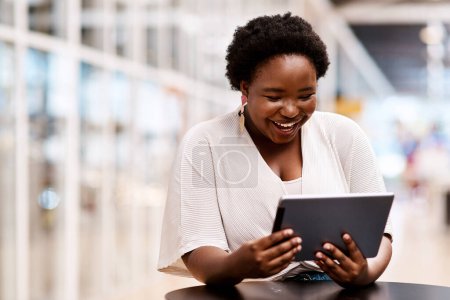 Téléchargez les photos : L'outil qui lui permet d'obtenir tellement fait. une jeune femme d'affaires utilisant une tablette numérique dans un bureau - en image libre de droit