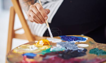 Téléchargez les photos : Soyez créatif avec les couleurs. une femme méconnaissable tenant une palette de peintres - en image libre de droit