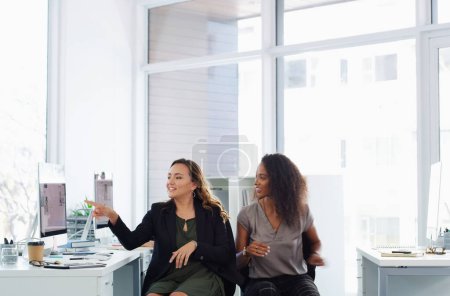 Téléchargez les photos : Quelle est votre opinion à ce sujet ? deux jeunes femmes d'affaires utilisant un ordinateur ensemble dans un bureau moderne - en image libre de droit