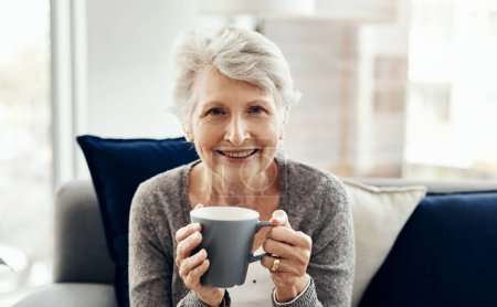 Téléchargez les photos : Nous étions à notre meilleur quand nous pensions positivement. une femme âgée dégustant une tasse de café tout en se relaxant à la maison - en image libre de droit