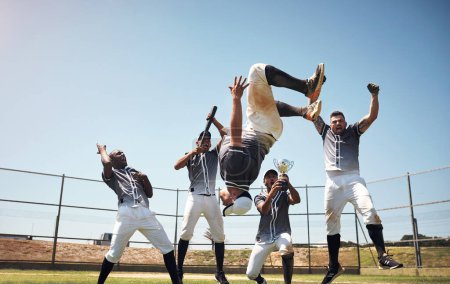 Téléchargez les photos : L'équipe qui joue ensemble gagne ensemble. un groupe de jeunes joueurs de baseball célébrant après avoir gagné un match - en image libre de droit