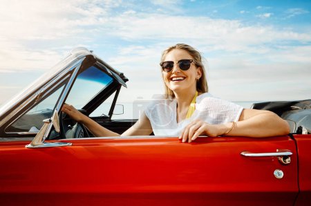 Téléchargez les photos : Devine où je vais. une jeune femme heureuse profitant d'un road trip estival - en image libre de droit