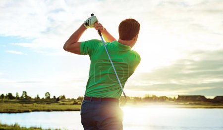 Téléchargez les photos : Frappe fort, vas-y longtemps. un homme pratiquant son swing sur le terrain de golf - en image libre de droit