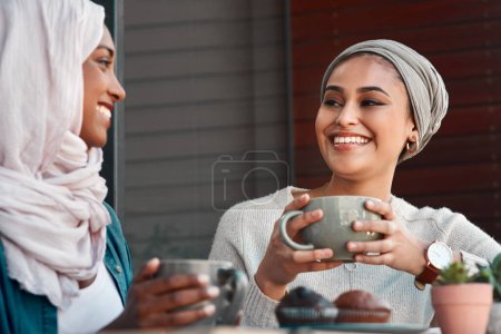 Téléchargez les photos : Détendez-vous, café et femmes musulmanes dans le café pour la conversation, la nourriture et social. Happy, relax et culture avec une cliente arabe buvant du thé au restaurant pour la discussion, le bonheur et la rencontre. - en image libre de droit