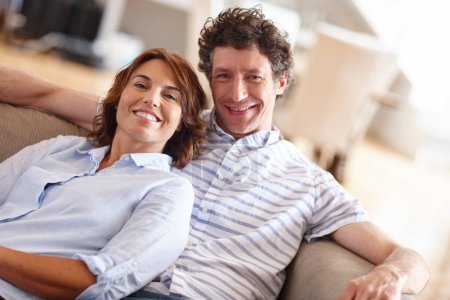 Foto de Tomándolo con calma juntos. un marido y una esposa relajándose juntos en el sofá en casa - Imagen libre de derechos