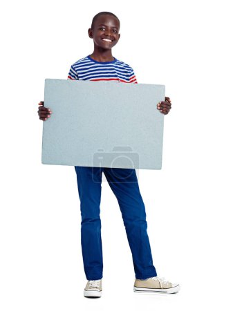Foto de Orgulloso de sus planes. Estudio de larga duración de un adolescente africano sosteniendo un tablero en blanco - Imagen libre de derechos