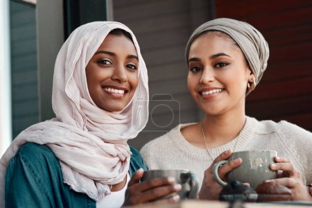 Téléchargez les photos : Amis, café et portrait de femmes musulmanes dans le café pour sourire, nourriture et social. Happy, relax et culture avec une cliente arabe dans le restaurant Dubai pour boire, le bonheur et la rencontre. - en image libre de droit