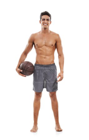 Téléchargez les photos : Laisse la balle. Portrait complet du corps d'un sportif torse nu tenant avec un ballon de basket sur fond blanc - en image libre de droit