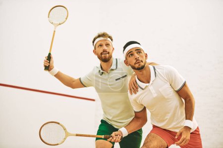 Téléchargez les photos : Je transpire sur le terrain de squash. deux jeunes hommes jouant à un jeu de squash - en image libre de droit
