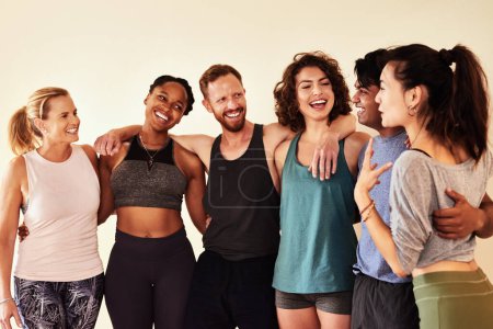 Téléchargez les photos : Vous n'oublierez jamais les amitiés faites en cours de yoga. un groupe de jeunes hommes et femmes qui traînent en cours de yoga - en image libre de droit