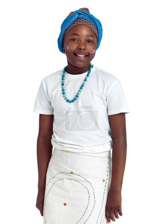 Foto de Creciendo hasta convertirse en mujer. Una adolescente africana de pie sobre un fondo blanco - Imagen libre de derechos