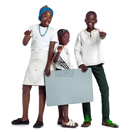 Foto de Deja que los niños sean niños. Estudio de niños africanos sosteniendo un tablero en blanco sobre un fondo blanco - Imagen libre de derechos