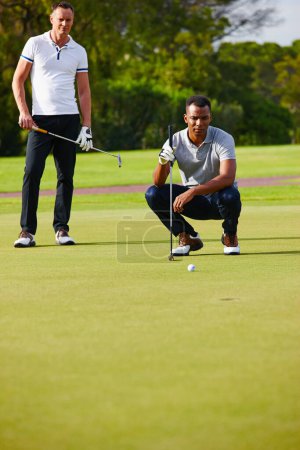 Téléchargez les photos : Démontrer patience et précision. deux golfeurs regardant la balle s'approcher du trou - en image libre de droit