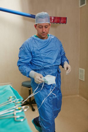 Téléchargez les photos : Il est temps de sauver une vie. un chirurgien travaillant dans une salle d'opération - en image libre de droit