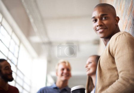 Foto de Educación, universidad y retrato feliz del hombre negro con sonrisa para la motivación, el conocimiento y el aprendizaje. Colegio, academia y estudiante masculino con amigos en el pasillo del campus para estudiar, clase o escuela. - Imagen libre de derechos