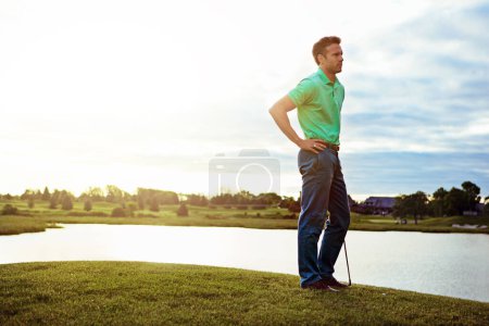Foto de La práctica es perfecta. un joven que pasa el día en un campo de golf - Imagen libre de derechos