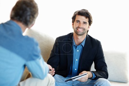 Foto de Compartir un gran asesoramiento financiero. Un joven consultor dando un consejo a un cliente maduro - Imagen libre de derechos