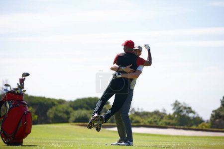 Téléchargez les photos : Vivant, amour et golf. deux hommes heureux jouant un jeu de golf - en image libre de droit