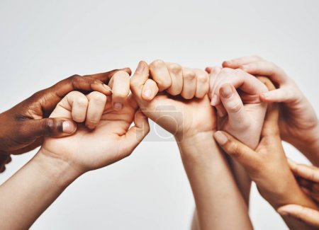 Groupe, diversité et prise en main isolée sur fond blanc pour la solidarité, le soutien et la collaboration. Amour, puissance et communauté de personnes et signe de main ou de paume ensemble pour l'espérance, la foi ou les soins.