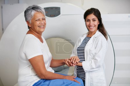 Téléchargez les photos : Portrait de médecin, IRM et femme avec patient à l'hôpital avant numérisation en machine. scan Ct, tenant la main et heureux confort professionnel médical personne âgée avant le test de radiologie pour les soins de santé. - en image libre de droit