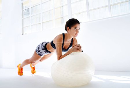 Foto de Estoy sudando. Captura de estudio de una joven atractiva haciendo ejercicio - Imagen libre de derechos