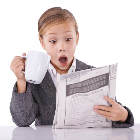 Foto de No me gustan estos titulares. Captura de estudio de una linda niña leyendo el periódico mientras finge ser una adulta - Imagen libre de derechos