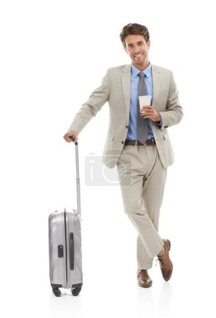 Foto de Viajar es parte de mi negocio. Retrato de estudio de un joven empresario con una maleta y café aislado en blanco - Imagen libre de derechos
