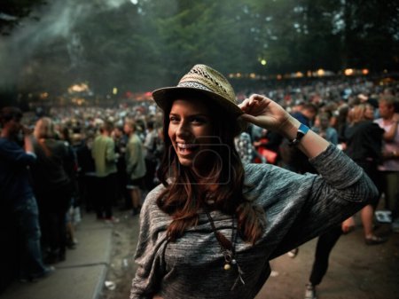 Téléchargez les photos : Le moment de sa vie. Portrait d'une jolie jeune femme souriante à un festival de musique en plein air - en image libre de droit