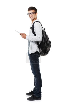 Foto de Este trabajo tiene sus momentos. Retrato de cuerpo entero de un joven sosteniendo una tableta digital aislada en blanco - Imagen libre de derechos