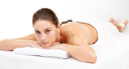 Foto de Siente ese cosquilleo en tu columna vertebral. Retrato de estudio de una joven tumbada en una cama de masaje - Imagen libre de derechos