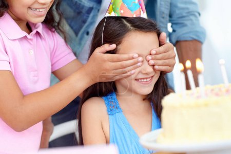 Téléchargez les photos : Fête d'anniversaire surprise, gâteau et enfants heureux célèbrent un événement spécial avec des amis, des enfants et de la nourriture de dessert. Wow célébration, enfance et sourire excité pour la croissance des jeunes, jeune enfant ou jeune fille. - en image libre de droit