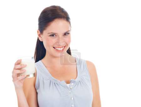 Téléchargez les photos : Portrait en studio, femme heureuse et verre de lait pour les bienfaits de la vitamine D pour la santé, la santé osseuse ou la boisson d'hydratation nutritionniste. Produits laitiers calciques, maquettes et modèles isolés sur fond blanc. - en image libre de droit