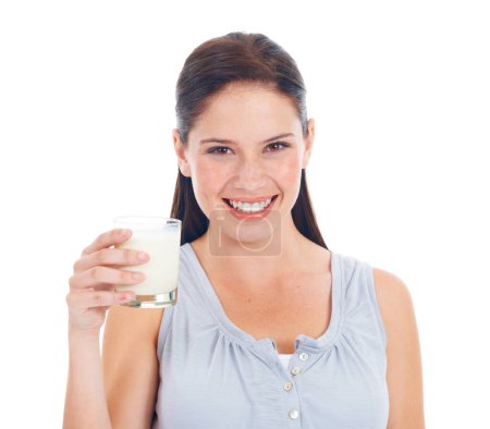Foto de Retrato facial, mujer feliz y vaso de leche para beneficios sanitarios de vitamina D, salud ósea o bebida hidratante nutricionista. Productos lácteos de calcio, bienestar y modelo de estudio aislados sobre fondo blanco. - Imagen libre de derechos