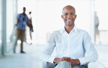 Téléchargez les photos : Portrait, affaires et sourire de l'homme noir sur la chaise dans le bureau avec fierté pour la carrière ou le travail. Professionnel, entrepreneur masculin et heureux Africain du Nigeria assis sur le lieu de travail de l'entreprise - en image libre de droit