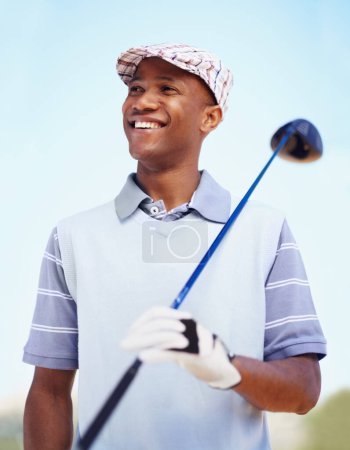 Téléchargez les photos : Sport, jeu et heureux avec l'homme noir sur le terrain de golf pour l'entraînement, la compétition et le sourire. Bonheur, remise en forme et détente avec golfeur masculin et club en plein air pour le golf, l'été et la pratique de l'entraînement. - en image libre de droit