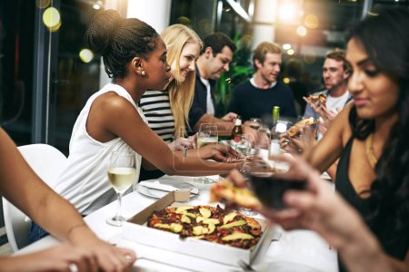Téléchargez les photos : Nourriture, fête et pizza avec des amis au restaurant pour la célébration, le vin et l'événement social. Heureux, la diversité et la nuit avec un groupe de personnes qui mangent ensemble pour faim, luxe et temps libre. - en image libre de droit