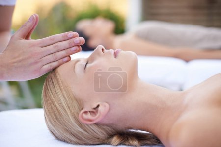 Téléchargez les photos : Reiki, massage et visage de femme au salon de beauté pour la santé, le bien-être et les soins de la peau de luxe. Détendez-vous au spa, soins de la peau professionnels et acupression faciale, guérison pour fille en thérapie cosmétique - en image libre de droit