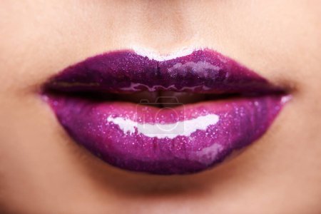 Téléchargez les photos : Lèvres de femme, rouge à lèvres violet et brillance avec maquillage et beauté en gros plan, produit cosmétique brillant et cosmétologie. Soin esthétique et cosmétique aux couleurs vives et audacieuses, modèle féminin avec brillant à lèvres violet. - en image libre de droit