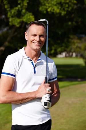 Téléchargez les photos : Qui est prêt pour une partie de golf. Portrait d'un bel homme profitant d'une journée sur le terrain de golf - en image libre de droit