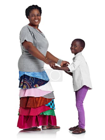 Téléchargez les photos : On est ensemble. Plan studio complet d'une femme africaine dansant avec sa jeune fille - en image libre de droit