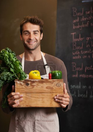 Téléchargez les photos : Chef, caisse de légumes et portrait de l'homme au restaurant avec des légumes pour ingrédients végétariens ou végétaliens. Sourire, cuisinier masculin avec boîte et nourriture du Canada pour cuisiner dans une cuisine ou une petite entreprise - en image libre de droit