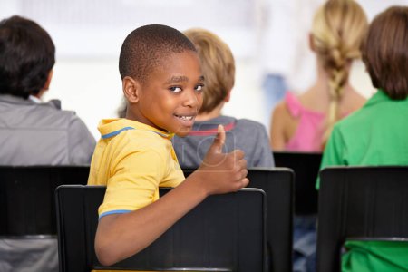 Foto de Retrato, niño negro y pulgares hacia arriba del estudiante en el aula, la escuela primaria o la clase. Sonrisa, educación y niño con gesto de mano para como emoji, acuerdo y aprendizaje, éxito y aprobación signo - Imagen libre de derechos