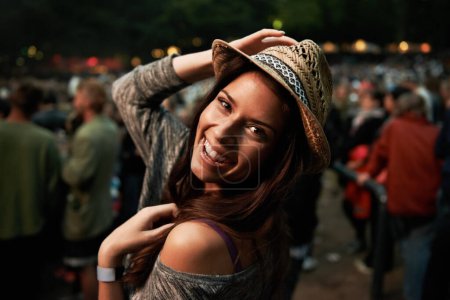 Foto de Podría quedarme aquí para siempre. Retrato de una hermosa joven sonriendo en un festival de música al aire libre - Imagen libre de derechos
