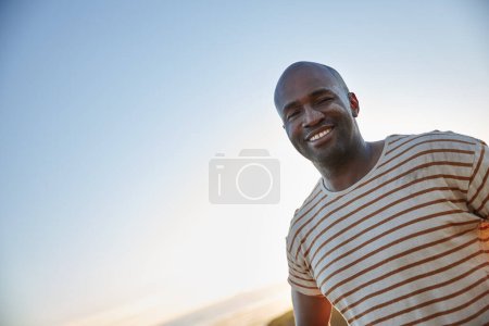 Téléchargez les photos : C'était un grand jour. Portrait d'un homme souriant debout en plein air - en image libre de droit