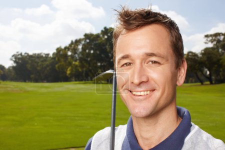 Foto de Golfs el juego para él. Sonriente hombre maduro sosteniendo su palo de golf mientras que en el campo - primer plano - Imagen libre de derechos